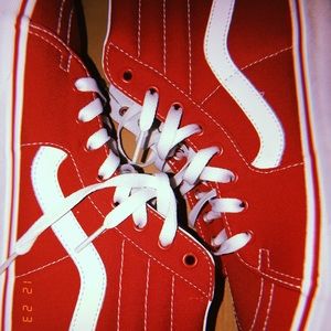 “SK8-HI” (CANVAS) RED VANS